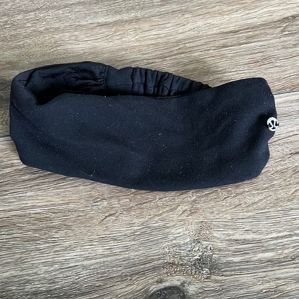 Lululemon workout headband in black